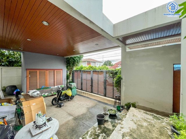 *****บ้านเดี่ยวมือสอง ม. ซอย พหลโยธิน56 พหลโยธิน บ้านเดี่ยวหลังใหญ่ ภายในตกแต่งหรูหรา สวยมาก  บนเนื้อที่เยอะถึง 98.60 ตร.ว.  3 ห้องนอน 3 ห้องน้ำ 2 ที่จอดรถ ภายในบรรยากาศร่มรื่นมีความเป็นส่วนตัวมาก พร้อมมีสระน้ำในตัว  บนพื้นที่กว่า 316 ตร.ม บนทำเลที่ดี เชื่อมต่อถนน พหลโยธิน, ลำลูกกา, วิภาวดี-รังสิต เดินทางสะดวกใกล้รถไฟฟ้า สถานี "แยก คปอ, คูคต"